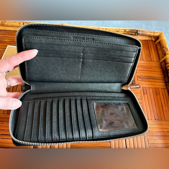 Michael Kors Leather Wallet in black - Picture 4 of 5